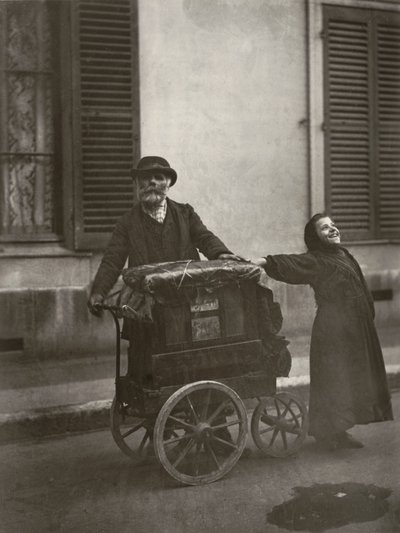 Muzycy uliczni autorstwa Eugène Atget