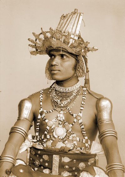 Portret tancerki ze Sri Lanki z hełmem ze srebrnego wytłoczenia, ok. 1890 r autorstwa Eugène Trutat