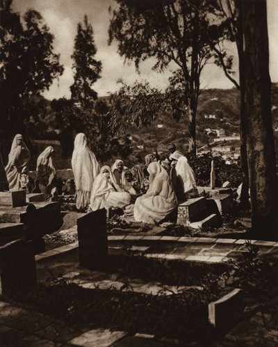 Algier, arabskie kobiety na cmentarzu (zdjęcie czarno-białe) autorstwa European Photographer