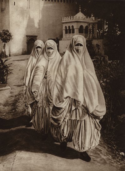Algier, kobiety na spacerze (zdjęcie czarno-białe) autorstwa European Photographer