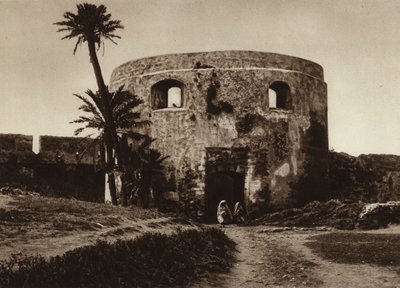 Arzila, Brama w murze miejskim (zdjęcie czarno-białe) autorstwa European Photographer