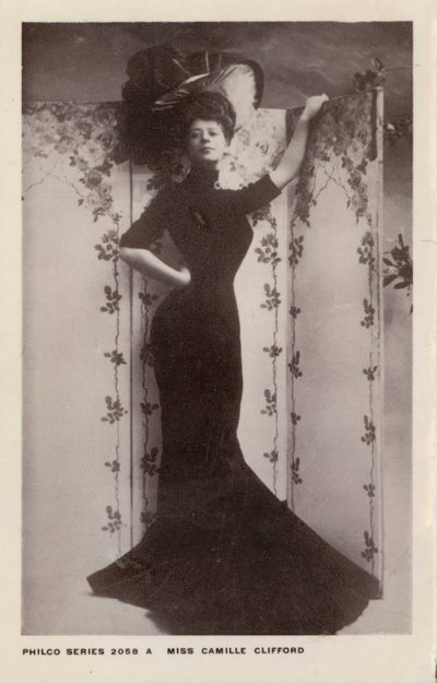Camille Clifford, urodzona w Belgii aktorka teatralna (zdjęcie czarno-białe) autorstwa European Photographer