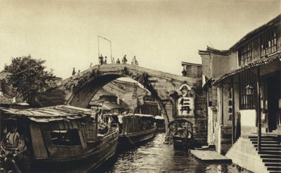 Chiny, most nad kanałem w Kiahing (zdjęcie czarno-białe) autorstwa European Photographer