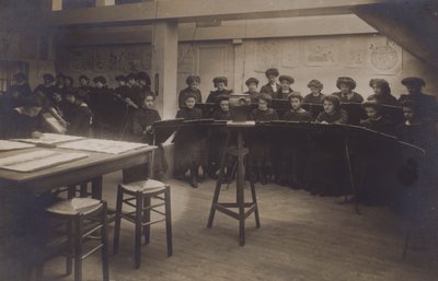 Studentki na zajęciach plastycznych (zdjęcie czarno-białe) autorstwa European Photographer