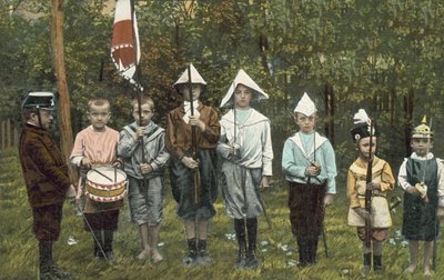 Grupa chłopców grających w żołnierzy (zdjęcie) autorstwa European Photographer