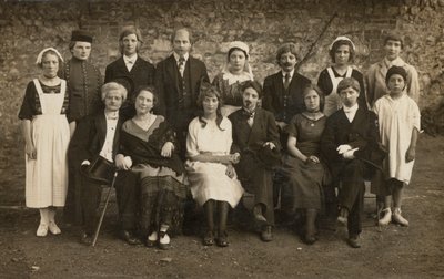 Grupowy portret młodych ludzi w strojach (zdjęcie czarno-białe) autorstwa European Photographer