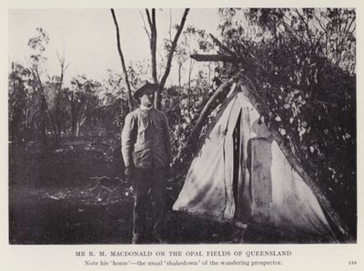 Pan R M Macdonald na Opal Fields of Queensland (zdjęcie czarno-białe) autorstwa European Photographer