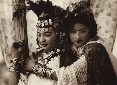 Tańczące dziewczyny "Ouled Nail" (zdjęcie czarno-białe) autorstwa European Photographer