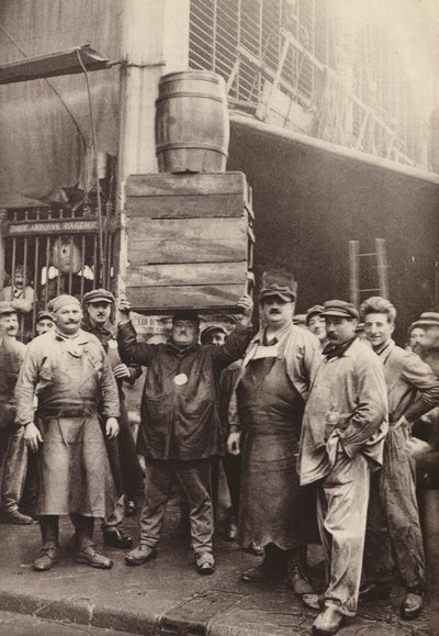 Paryż: Les Forts de la Halle; portierzy na rynku centralnym (zdjęcie czarno-białe) autorstwa European Photographer
