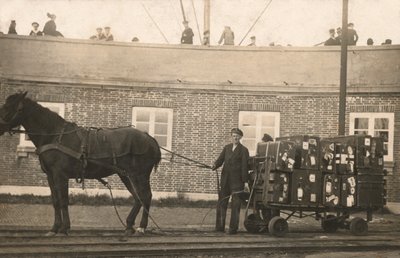 Portier z konnym wózkiem bagażowym w dokach (zdjęcie czarno-białe) autorstwa European Photographer