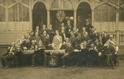 Portret grupy mężczyzn, prawdopodobnie klub szermierczy (zdjęcie czarno-białe) autorstwa European Photographer