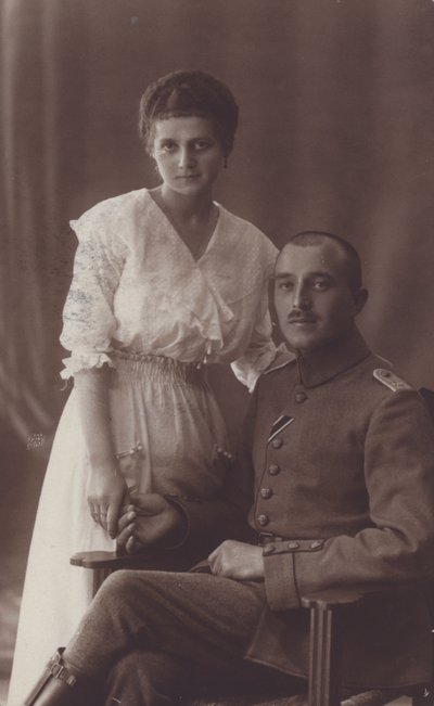 Portret żołnierza i jego żony (zdjęcie czarno-białe) autorstwa European Photographer