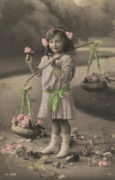 Portret młodej dziewczyny niosącej kosze kwiatów (zdjęcie) autorstwa European Photographer