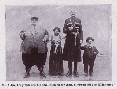 Najgrubszy, najwyższy i najniższy mężczyzna na świecie i brodaty dama (zdjęcie czarno-białe) autorstwa European Photographer