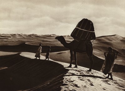 Transport kobiet przez Saharę (zdjęcie czarno-białe) autorstwa European Photographer