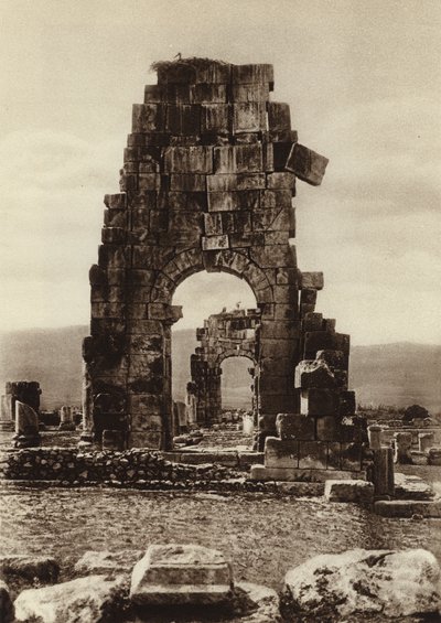 Volubils, Ruiny Świątyni Hadriana (zdjęcie czarno-białe) autorstwa European Photographer
