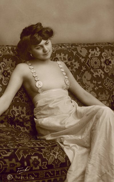 Kobieta ubrana w ryzykowną sukienkę (zdjęcie czarno-białe) autorstwa European Photographer
