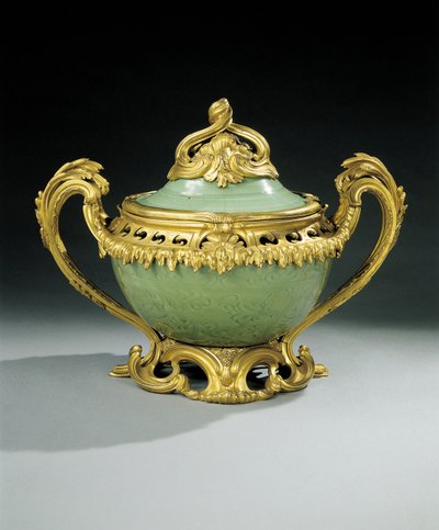 Wazon Ludwika XV pot-pourri (z chińskiej porcelany seledynowej na ormolu) autorstwa European School
