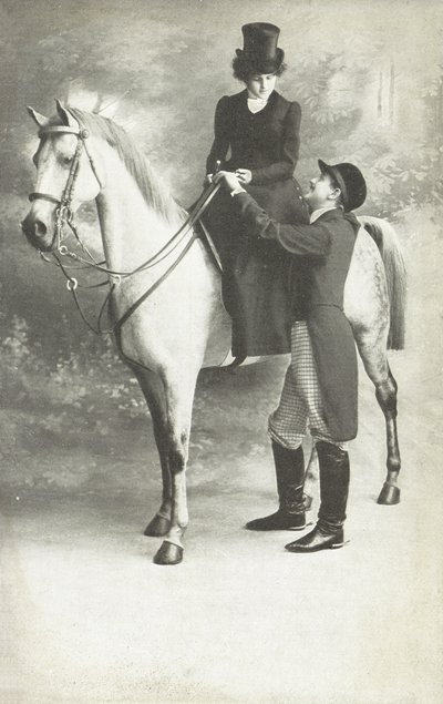 Kobieta i mężczyzna w strojach jeździeckich (zdjęcie czarno-białe) autorstwa European School