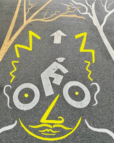 Rowerzysta i oznakowanie, ok. 2020-24 (grafika cyfrowa) autorstwa Evan Sklar