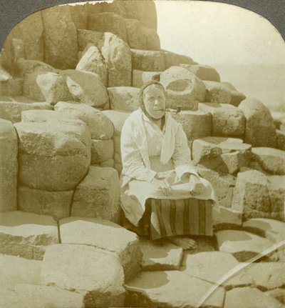 W Wishing Chair, Giants Causeway, Antrim, Irlandia Północna. autorstwa Excelsior Stereoscopic Tours
