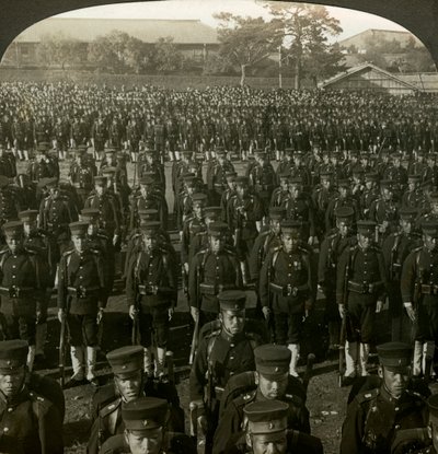 Japońska piechota na przeglądzie urodzinowym cesarzy, Tokio, Japonia. autorstwa Excelsior Stereoscopic Tours