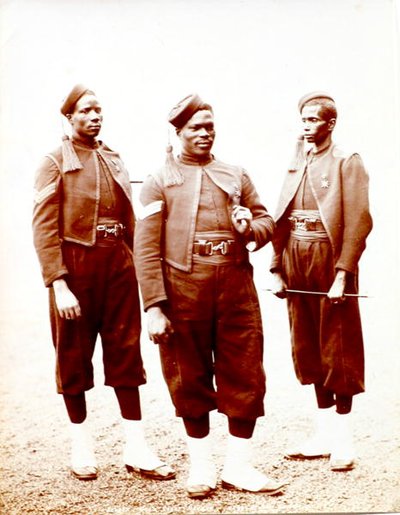 Hausa Sergeants Gold Coast, czerwiec 1897 (druk albumowy) autorstwa F.G.O. Stuart