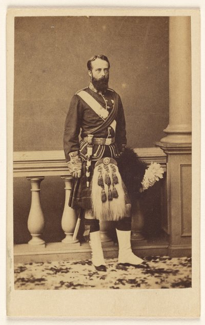 [Niezidentyfikowany brodaty mężczyzna w kilcie, stojący]. autorstwa F. W. Baker