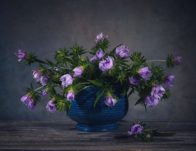 Martwa natura z ostami w lawendowym kolorze autorstwa Fangping Zhou