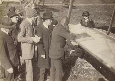 [Grupa wokół krawędzi skrzydła samolotu Caproni Ca. 3]. autorstwa Fedele Azari