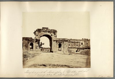 Brama prowadząca do rezydencji, Lucknow autorstwa Felice Beato