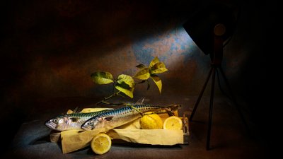 Dramatyczna martwa natura z makrelą autorstwa Felice Angelino