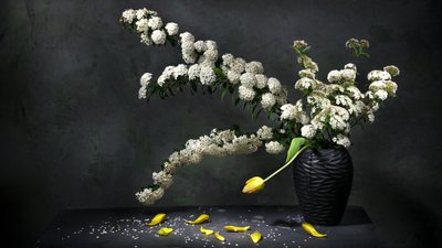Elegancka martwa natura z motywem kwiatowym autorstwa Felice Angelino