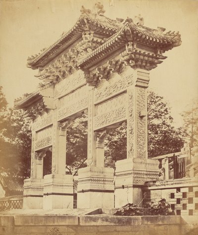 Łuk w świątyni Lamy w pobliżu Pekinu, październik 1860 autorstwa Felice Beato