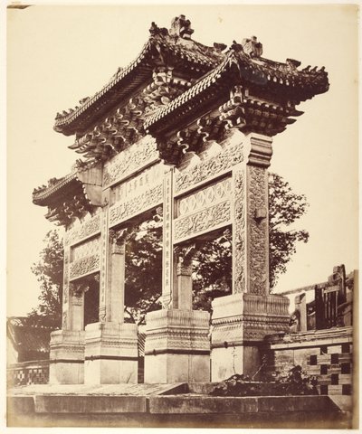 Łuk w Świątyni Lamy w pobliżu Pekinu, październik 1860 r. autorstwa Felice Beato