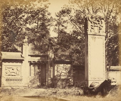 Rzeźbiony grobowiec składu w pobliżu Pekinu, miejsce, w którym pozostawiono broń i amunicję, gdy armia wkroczyła do Pekinu, październik 1860 autorstwa Felice Beato