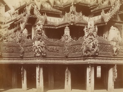 Rzeźba na balkonie, Kyaung w Myingyan autorstwa Felice Beato
