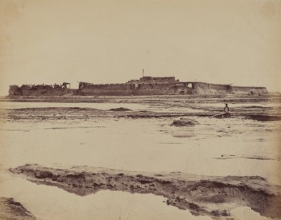 Zewnętrzna część fortu North Taku na rzece Peiho, pokazująca wejście angielskie i francuskie, 21 sierpnia 1860 r autorstwa Felice Beato