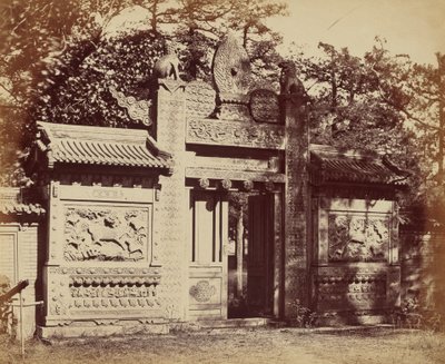 Zewnętrzna część składnicy grobowca w pobliżu Pekinu, październik 1860 r autorstwa Felice Beato