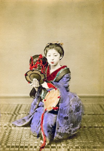 Gejsza grająca na tsuzumi, Japonia, 1882 autorstwa Felice Beato