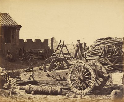 Wnętrze Pehtang pokazujące magazyn i drewniane działo, 1 sierpnia 1860 r. autorstwa Felice Beato