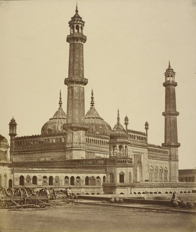 [Meczet wewnątrz Emambara lub grobowca Asaf-ud Dawlaha, obecnie używany jako szpital, Lucknow]. autorstwa Felice Beato