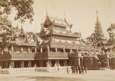 Złota Szkoła Królowej Soopyalat przy A. Road, Mandalay autorstwa Felice Beato