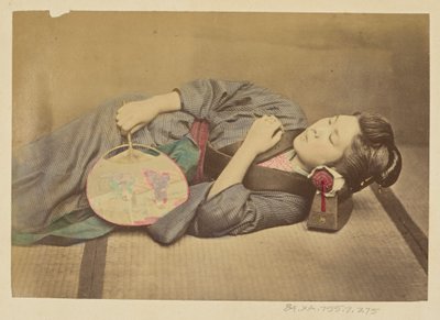 [Śpiąca Japonka trzymająca wachlarz] autorstwa Felice Beato