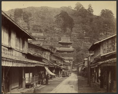 Ulica Temple, dzielnica Native Town, Nagasaki autorstwa Felice Beato