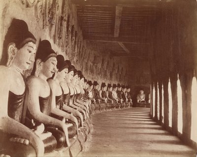 Czterdzieści dziewięć Gautamas w świątyni Sagaing autorstwa Felice Beato