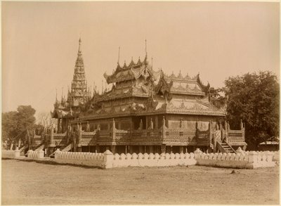 The Nan-U Human-Se, Shwe-Kyaung w pałacu Mandalay, Birma, koniec XIX w. (druk albumowy) autorstwa Felice Beato
