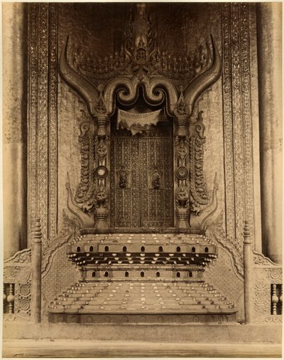 The-ha-thana lub Lwów Tron w Myei-nan lub głównej sali audiencyjnej w pałacu Mandalay, Birma, koniec XIX wieku (druk albumowy) autorstwa Felice Beato