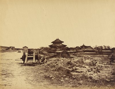 Szczyt ściany Pekinu pokazujący chińską broń skierowaną przeciwko naszym bateriom, 14 października 1860 r autorstwa Felice Beato