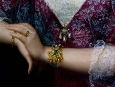 Portret Anny Opulich, detal wisiorka i bransoletki autorstwa Felice Schiavoni